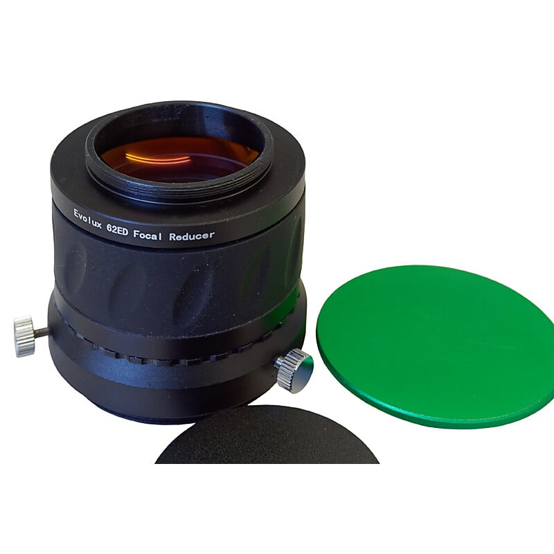 Sky-Watcher 0.9x Reducer & Field Flattener voor Evolux-62ED 2 Skywatchers 0.9x Evolux 62ED Flattener 3 Skywatchers 0.9x flattener met oranje FMC-lenscoating, getande rotatorring en los groen beschermdeksel.