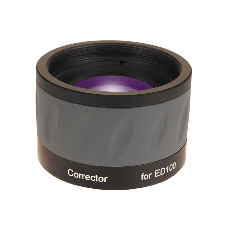 Sky-Watcher M48 Field Flattener voor Esprit-100ED Triplet 1 Skywatchers 100 Flattener Esprit 2 Skywatchers 100 Flattener close-up van grijs-zwarte cilindervormige correctorlens met paars gecoate frontlens.