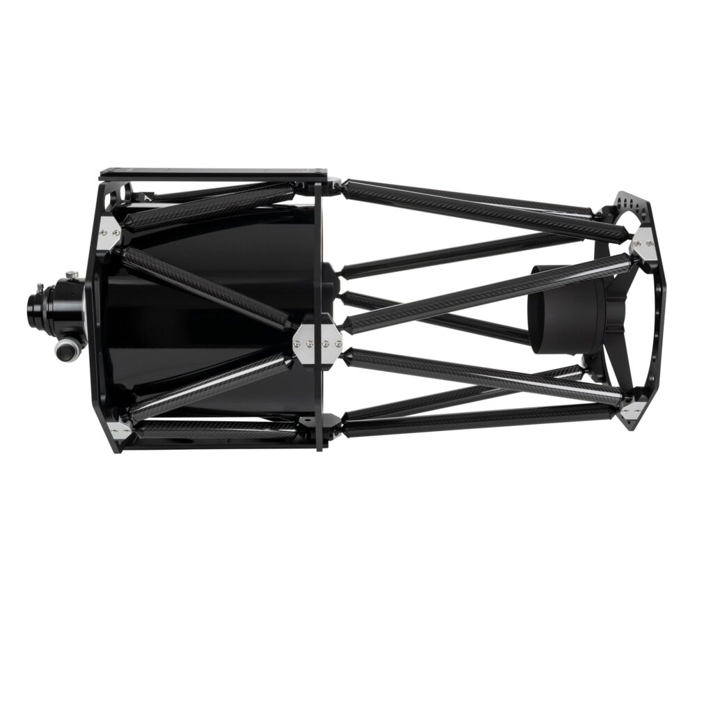 Omegon Pro Newton 304/2432 Truss OTA 2 001 1 Omegon Pro RC 304/2432 detailbeeld van achterplaat met montagepunten en koelopeningen zichtbaar