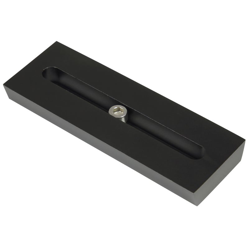 Omegon Dovetail 120mm 1 Omegon 120mm dovatail Omegon Dovetail schuin zijaanzicht van zwarte zwaluwstaart met schuifgleuf en montageschroef