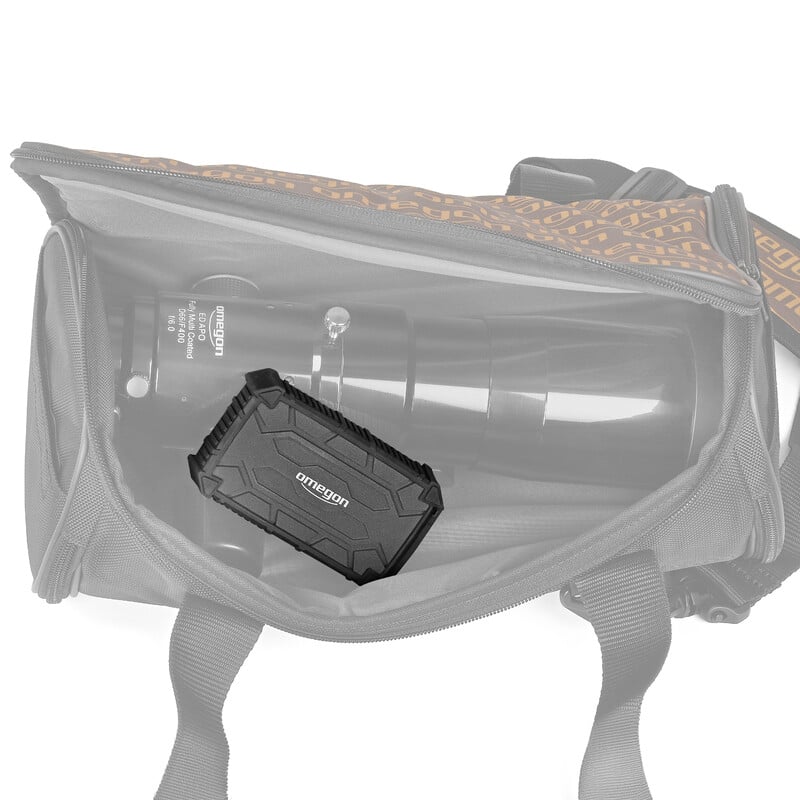 Omegon Dunedry Luchtontvochtiger Herbruikbaar 2 Omegon DUNEDRY dehumidifier 1 Omegon DUNEDRY dehumidifier geplaatst in een draagtas bij telescooplens voor bescherming tegen vocht.