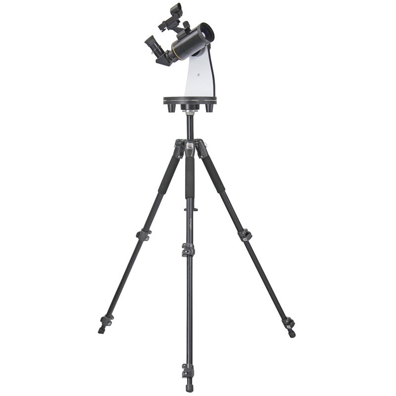 Omegon MightyMak 60 Dobson Titania 1 Omegon Dobson telescoop MightyMak 60 Titania Omegon Telescoop MightyMak 60 Titania volledig opgebouwd op driepootstatief met zwarte buis en wit statieflichaam