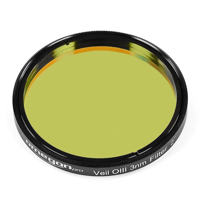 Omegon Pro Veil OIII Filter 3nm (2 inch) 1 Omegon Filters Pro Veil OIII 3nm 2 2 Omegon Pro Veil OIII Filters close-up van 2" OIII 3nm filter met gele coating in aluminium vatting