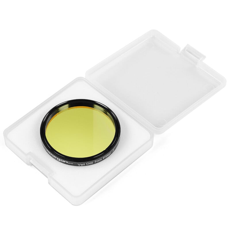 Omegon Pro Veil OIII Filter 7nm (2 inch) 2 Omegon Filters Pro Veil OIII 7nm 2 1 Omegon Pro Veil OIII Filters OIII filter rustend in transparant opbergdoosje