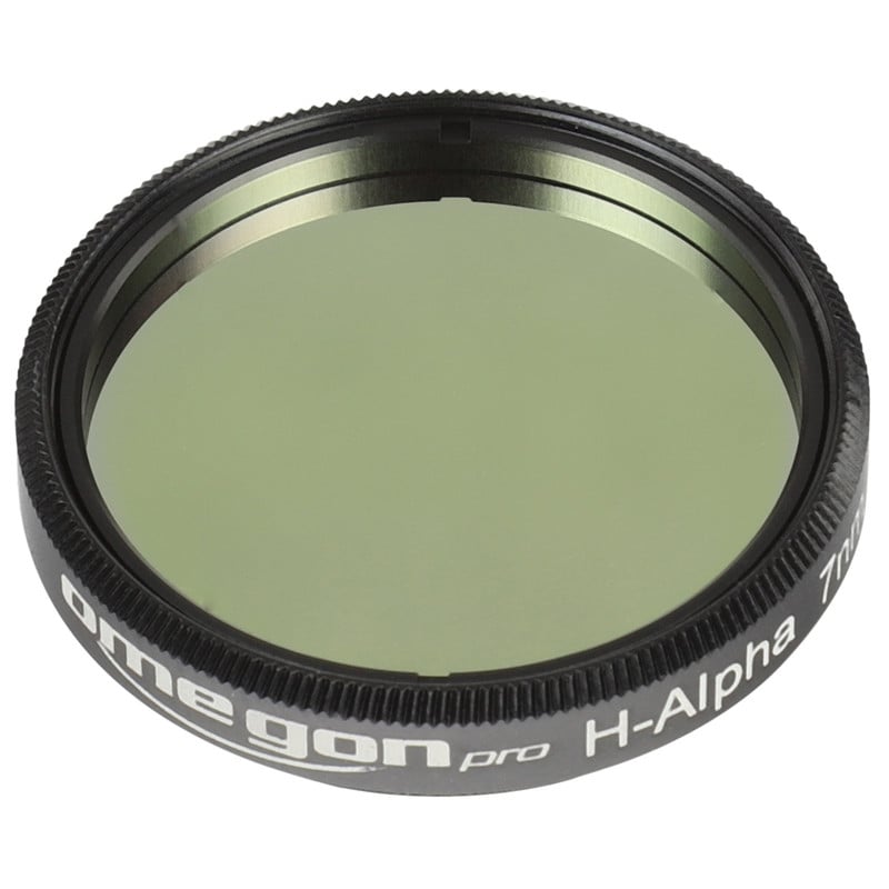 Omegon Pro H-Alpha Filter 7nm (1,25 inch) 1 Omegon Filters pro H Alpha 7 nm filter 1 25 1 Omegon Pro H-Alpha 7 nm Filter topaanzicht van filterglas met groene tint in zwarte vatting met witte opdruk.
