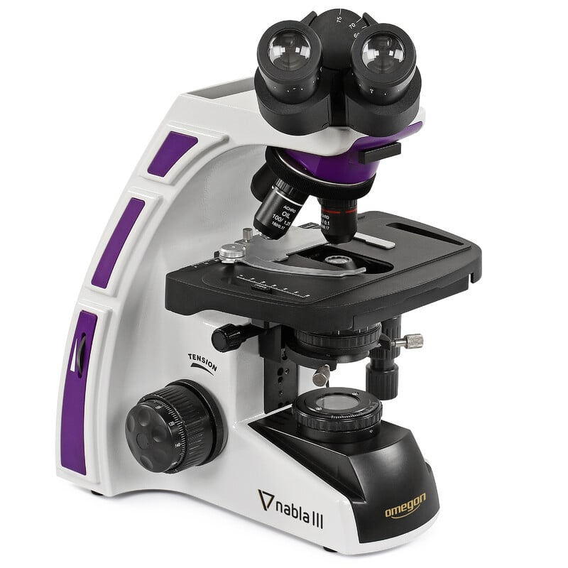 Omegon Nabla III Microscoop Bino 1 Omegon Microscoop Nabla III Bino 3 Omegon Nabla III Microscoop schuin vooraanzicht met volledige kruistafel en focusknoppen.