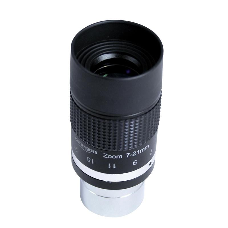 Omegon 7-21mm Zoom Oculair Super Plössl (1,25 inch) 1 Omegon Oculair Super Ploessl Zoom 7 21mm 1 25 1 Omegon 7-21mm Zoom Oculair bovenaanzicht met zicht op lensopening en geribbelde zoomring.