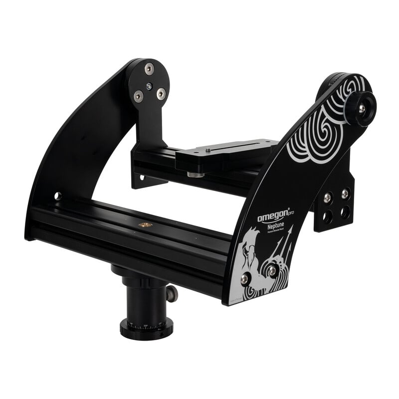 Omegon Pro Neptune Vorkmontering met Middenzuil en Aluminium Driepootstatief 2 Omegon Pro Neptune vorkmontering met middenzuil en statief 1 Omegon Pro Neptune Vorkmontering close-up van vorkmontageplatform met schaalverdeling en zwaluwstaart