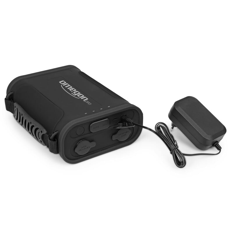 Omegon Pro Powerbank 96k LiFePO4 307Wh 12V 1 Omegon Pro Powerbank 96k LiFePO4 307Wh 12V 1 Omegon Pro Powerbank 96k LiFePO4 307Wh connected to supplied adapter, ready for charging.