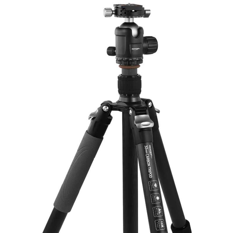 Omegon Pro Carbon-Driepootstatief – 32 mm, Incl. Balhoofd 1 Omegon Pro carbon driepootstatief 32 mm incl balhoofd 8 Omegon Pro carbon-driepootstatief zijaanzicht met drie poten volledig uitgeschoven en rubberen voetjes