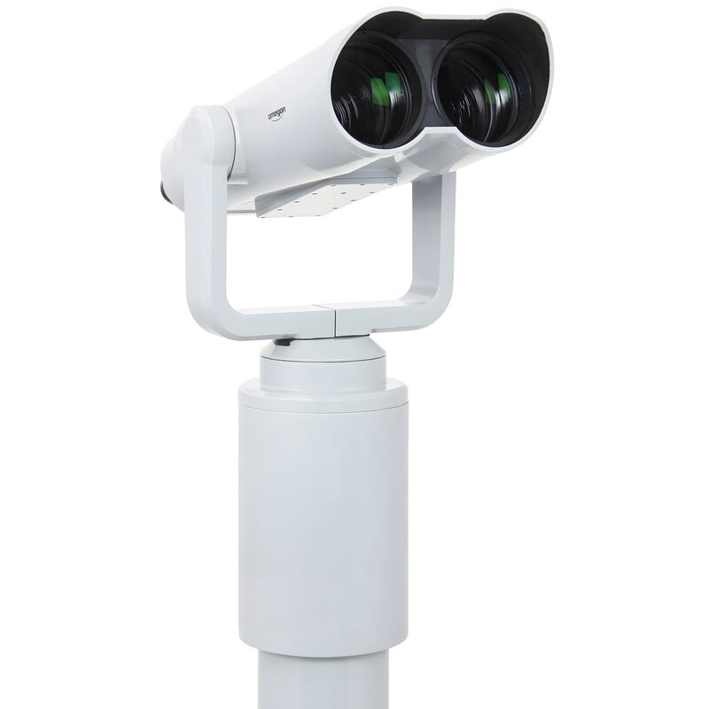 Omegon Bonview 20x100 Sightseeing Coinless – 100mm Verrekijker 1 Omegon Sightseeing telescoop Bonview 20x100 Coinless 8 Omegon Bonview 20x100 Telescoop staande op zuil met zicht op kijkhoogte en vaste montage.