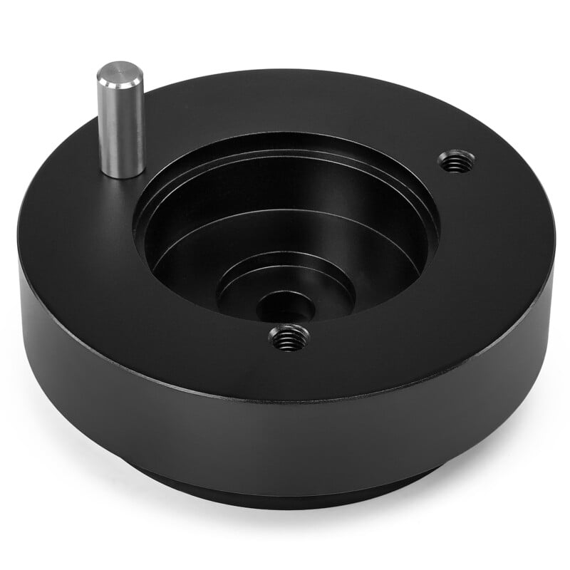Omegon Skywatcher Mount Adapter for Pier Extension 2 Omegon Skywatcher mounting adapter with positioning pin and screw holes inserted