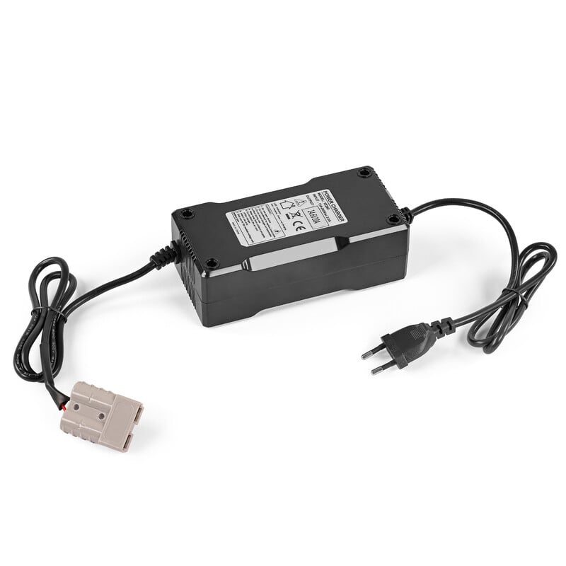 Omegon Anderson Powerpole Stroomvoorziening Aansluiting 1 Omegon Stroomvoorziening Aansluiting Anderson 1 Omegon Anderson Stroomvoorziening bovenzijde met specificatiesticker en aangesloten stroomkabels