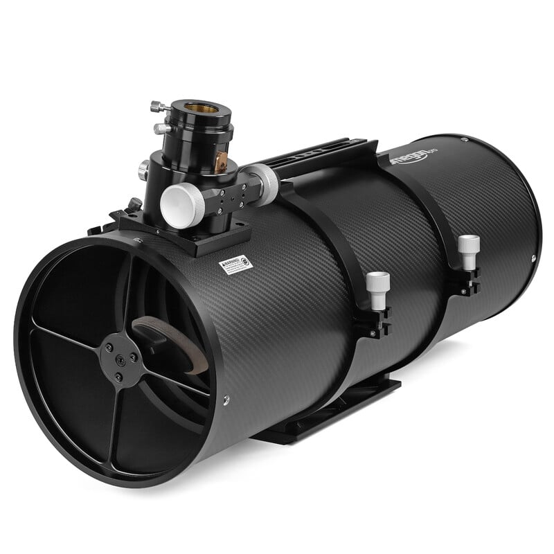 Omegon 203/800 Pro Astrograph Carbon OTA 2 Omegon Telescoop Pro Astrograph Carbon 203 800 OTA 3 Omegon 203/800 OTA Telescoop liggend beeld met zicht op focuser, buisringen en zoekerbasis
