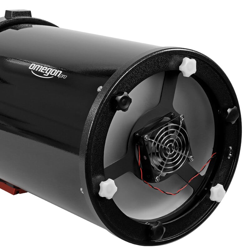 Omegon ProNewton N 254/1250 OTA – 254mm Newton 2 Omegon Telescoop ProNewton N 254 1250 OTA 2 Omegon ProNewton N 254/1250 Telescoop detail achterzijde met koelfan in hoofdspiegelcel in zwarte afwerking.