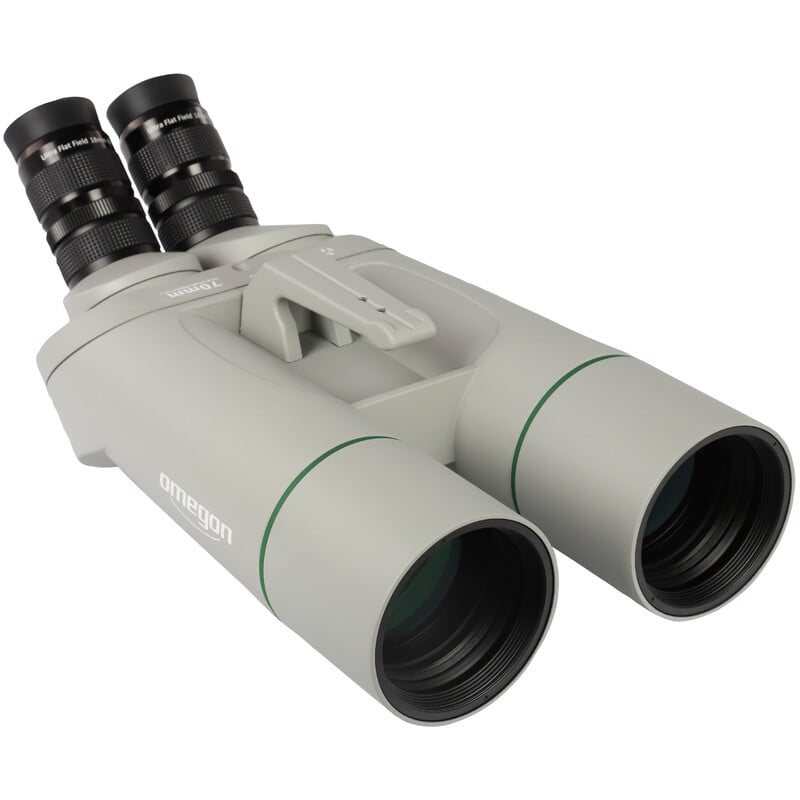 Omegon Brightsky 45° Verrekijkers 22x70 + Etui 1 Omegon Verrekijkers Brightsky 22x70 45d Etui 12 Omegon Brightsky 45° Verrekijkers diagonaal bovenaanzicht gemonteerd met groene accentring rond de lenzen