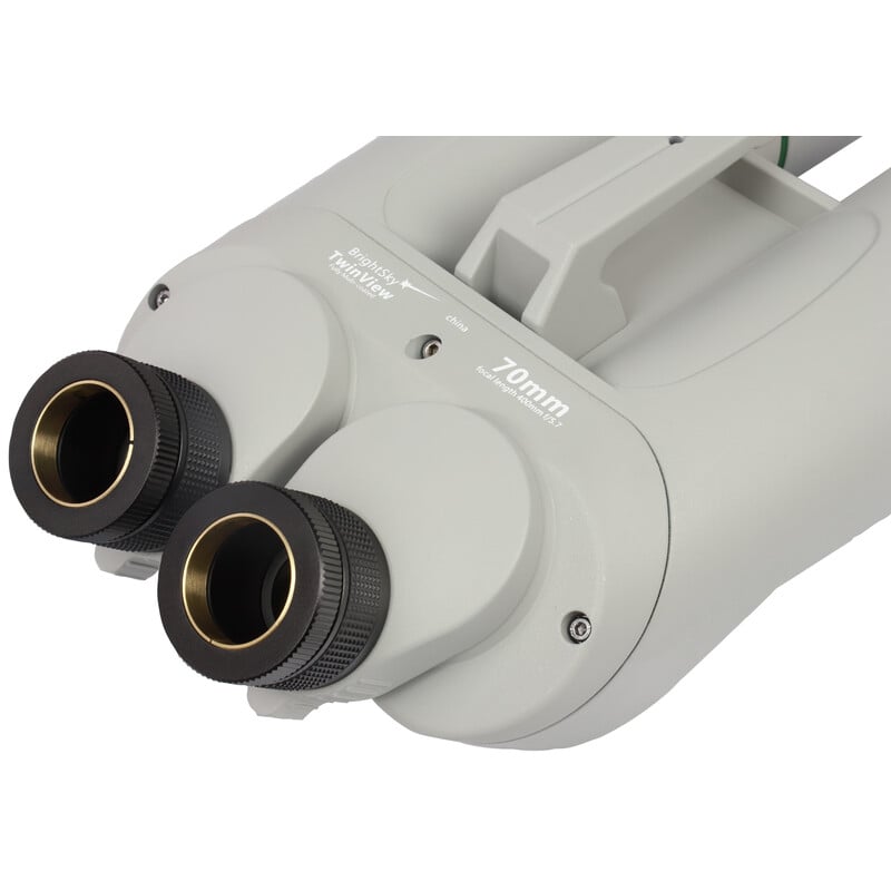 Omegon Brightsky 90° Verrekijkers 22x70 2 Omegon Verrekijkers Brightsky 22x70 45d Etui 23 Omegon Brightsky 90° Verrekijkers achteraanzicht close-up met oculairs en individuele scherpstelling