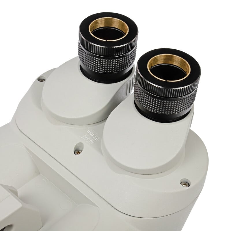 Omegon Brightsky ED-APO Verrekijkers 26x82 - 90° + Etui 2 Omegon Verrekijkers Brightsky ED APO 26x82 90d Etui 3 Omegon Brightsky ED-APO Verrekijker 90° close-up van beide oculairs met brede verdraaibare scherpstelring