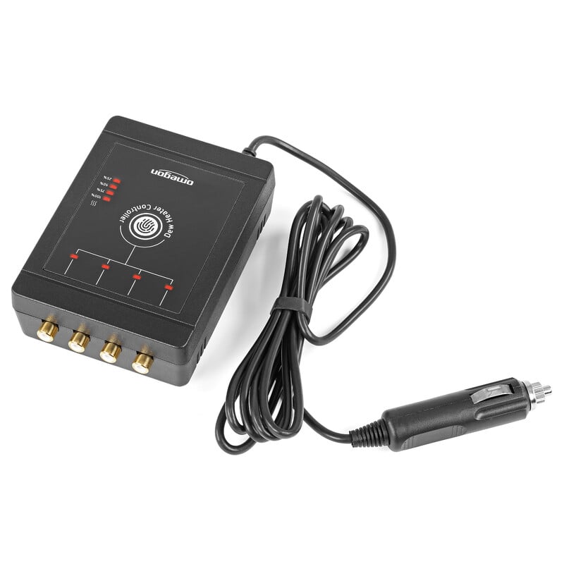 Omegon W&W 4 Kanaals Controller for Dew Heaters 1 Omegon W W 4 channel controller for dew heaters 3 Omegon W&W 4 channel controller naast kartonnen Omegon-verpakking met aangehechte voedingskabel