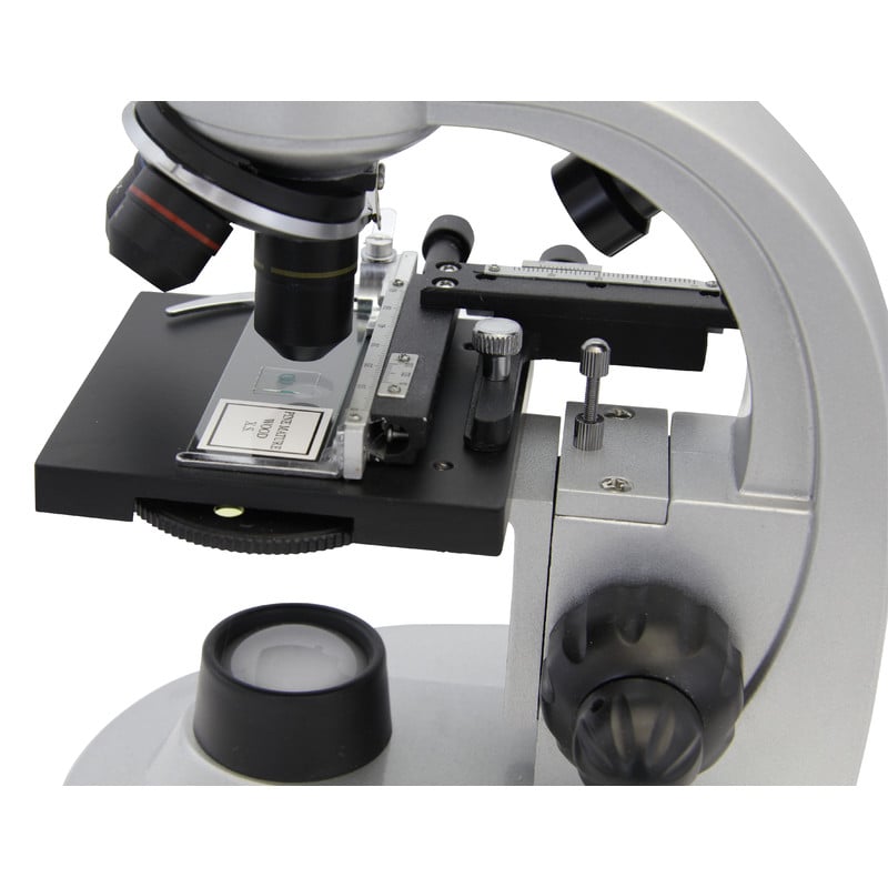 Omegon Microscoop, Binoculair, 40x-800x, LED 2 Omegon microscoop binoculair 40x 800x LED 1 Omegon Microscoop, binoculair, 40x-800x, LED close-up van kruistafel met objectglaasje en fijnafstelling