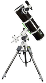 Sky-Watcher Explorer-200PDS (EQ5 PRO) 200mm f/5 Newton-buis op EQ5 Pro equatoriale montering met contragewicht, 1,75 inch RVS statief en handcontroller op witte achtergrond