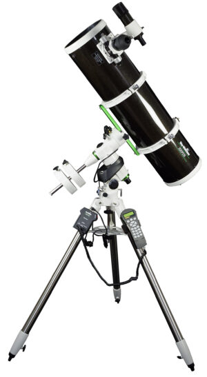 Sky-Watcher Explorer-200PDS (EQ5 PRO) 200mm f/5 Newton-buis op EQ5 Pro equatoriale montering met contragewicht, 1,75 inch RVS statief en handcontroller op witte achtergrond