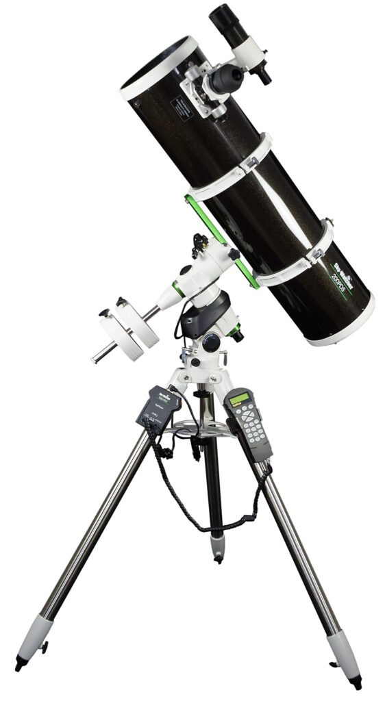 Huidige afbeelding: Sky-Watcher Explorer-200PDS (EQ5 PRO) 200mm f/5 Newton-buis op EQ5 Pro equatoriale montering met contragewicht, 1,75 inch RVS statief en handcontroller op witte achtergrond