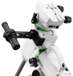 Sky-Watcher Polar Alignment Scope HEQ5-R PRO gemonteerd op een witte HEQ5‑R Pro-montering, met de polarscope zichtbaar aan de zijkant van de poolas.