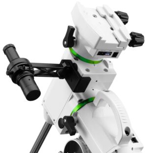 Sky-Watcher Polar Alignment Scope HEQ5-R PRO gemonteerd op een witte HEQ5‑R Pro-montering, met de polarscope zichtbaar aan de zijkant van de poolas.