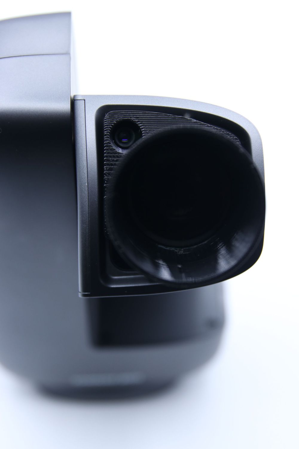 Astroprints Zubehörset für DWARF Mini – Taukappe, Spikemaske & Objektivdeckel close-up van de frontopening van de DWARF Mini met bevestigingspunt voor de accessoires