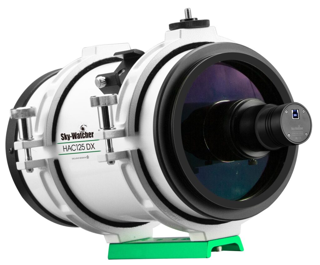 Sky-Watcher SynCam 585C camera gemonteerd op een telescoopopstelling, bevestigd aan de achterkant van een witte telescoopbuis op een groene montering.