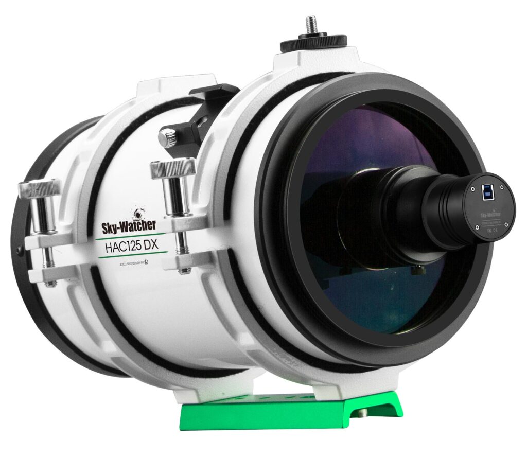 Sky-Watcher SynCam 585C camera gemonteerd op een telescoopopstelling, bevestigd aan de achterkant van een witte telescoopbuis op een groene montering.
