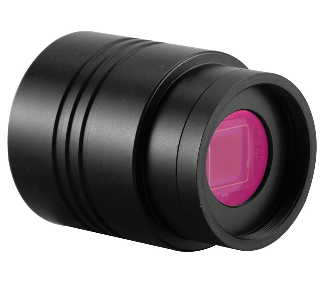 Sky-Watcher SynCam 585C close-up in vooraanzicht onder een hoek van de astrocamera met het rode sensorglas in de zwarte cilindervormige behuizing