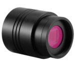 Sky-Watcher SynCam 533C schuine vooraanzichtfoto van de astrocamera met een magentakleurig sensorglas in de zwarte cilindervormige behuizing.