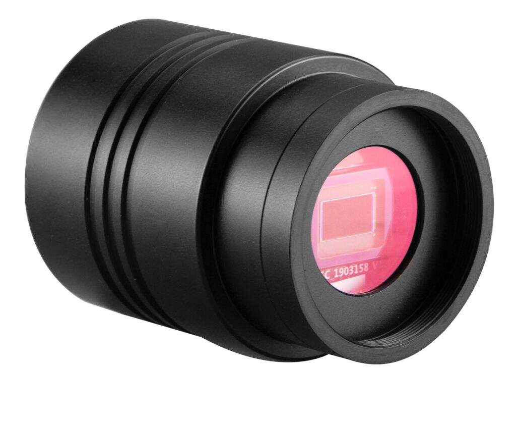 Sky-Watcher SynCam 585C close-up in vooraanzicht onder een hoek van de astrocamera met het rode sensorglas in de zwarte cilindervormige behuizing.