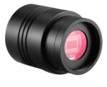 Sky-Watcher SynCam 585C close-up in vooraanzicht onder een hoek van de astrocamera met het rode sensorglas in de zwarte cilindervormige behuizing.