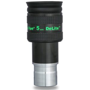 TeleVue DeLite oculair, 5mm, 1,25" productfoto van het 1,25 inch DeLite 5 mm oculair met groene opdruk en geribbelde grip op witte achtergrond