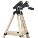 TeleVue Montering Panoramic Advanced AZ detailopname van de azimutale monteringkop op essenhouten statief met driehoekige accessoiretray op witte achtergrond