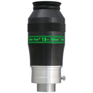 TeleVue Oculair Ethos 13mm 1,25"/2" productfoto van het Ethos 13 mm oculair met groene opschriftring en zilverkleurige 2 inch skirt op witte achtergrond