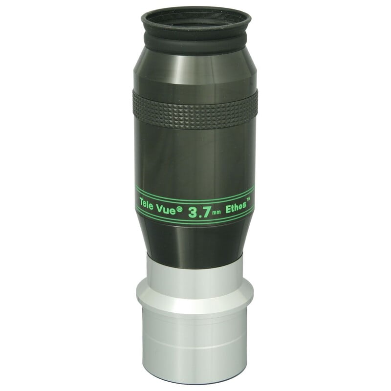 TeleVue Oculair Ethos 3,7mm 1,25"/2" close-up van het Ethos 3,7 mm oculair met groene opschriftring en gekartelde grip op witte achtergrond