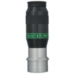TeleVue Oculair Ethos 4,7mm 1,25"/2" close-up van het Ethos 4,7 mm oculair met groene opschriftring, gekartelde grip en zilverkleurige 2 inch skirt op witte achtergrond