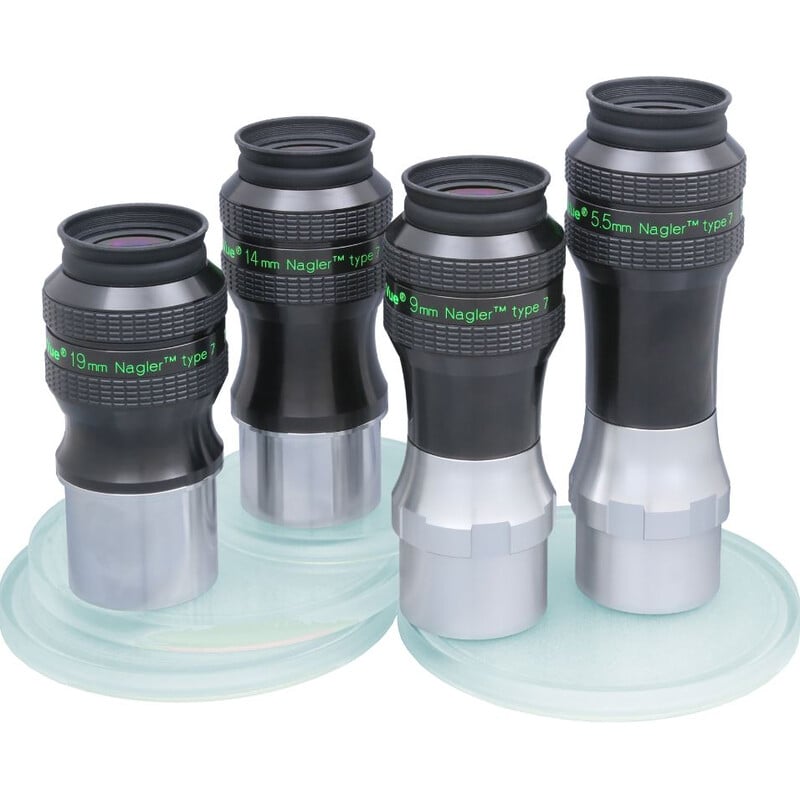 TeleVue Oculair Nagler Typ 7 5,5 mm 82° groepsfoto van meerdere Nagler Type 7 oculairs met groene opschriften op transparante standaards